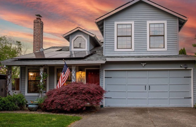 Sweet Retreat on Fanno Creek, Private Backyard, Pet Friendly, Plush and Cozy, 5 Min to Food & Shops