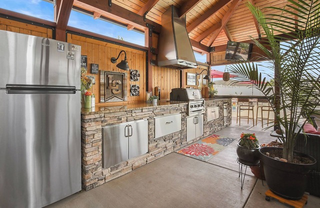Sweet Retreat - Retreat to a backyard oasis! Perfect for family fun!!