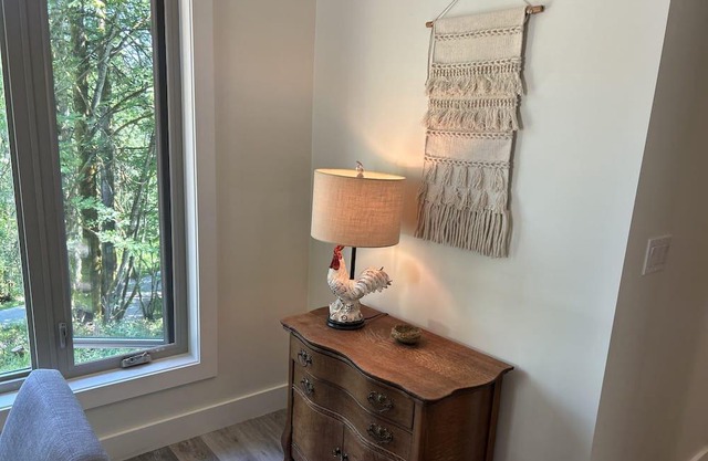 Sweet Salt Spring single level cottage; close to Cusheon Lake