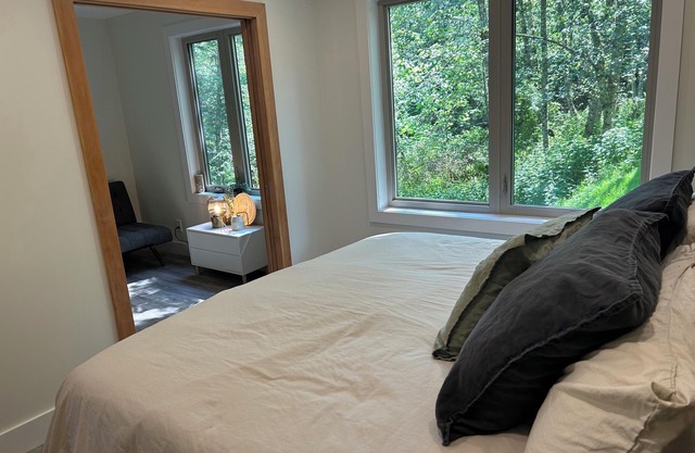 Sweet Saltspring Cottage on 13 acres close to Cusheon Lake