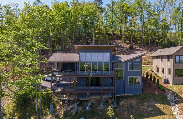 Sweet Sejour - Luxury home in BRMC with long views, hot tub, pool table