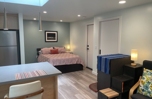 Sweet Studio, Private Patio. Close to park, disc golf, tennis, etc. 30 day min.