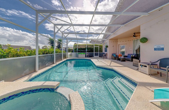 Sweet Sunshine Retreat near Disney. 4 king beds. Free heated pool.
