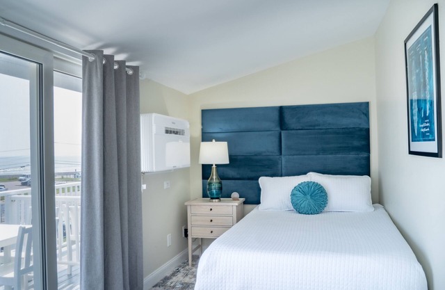 Sweet third floor oceanfront w/kitchenette!
