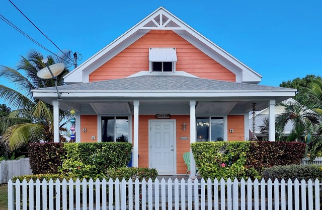 "Sweet Ting" Charming 3-bedroom cottage in Spanish Wells, Just Steps to beach