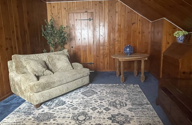 Sweet Upstairs’s apartment right next to Southern Virginia University.