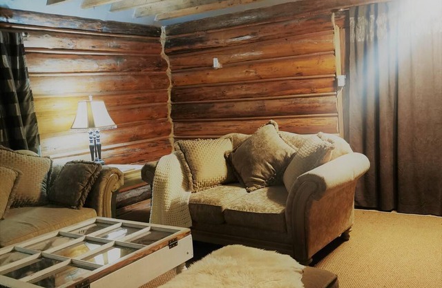 Sweetwater <3 Log home on 150 acres w/ creek views