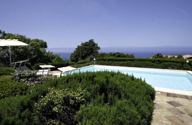 Swimming pool, air conditioning, wifi, private parking 250m from the sea.