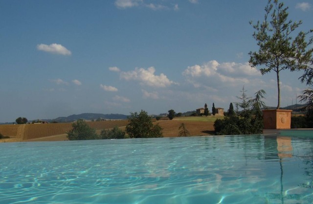 Schwimmbad, Wellness und Entspannung in den Hügeln von Bologna