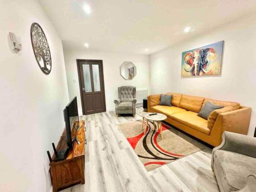 Swindon 3 bedroom relaxing home with parking - good location for family or contractors