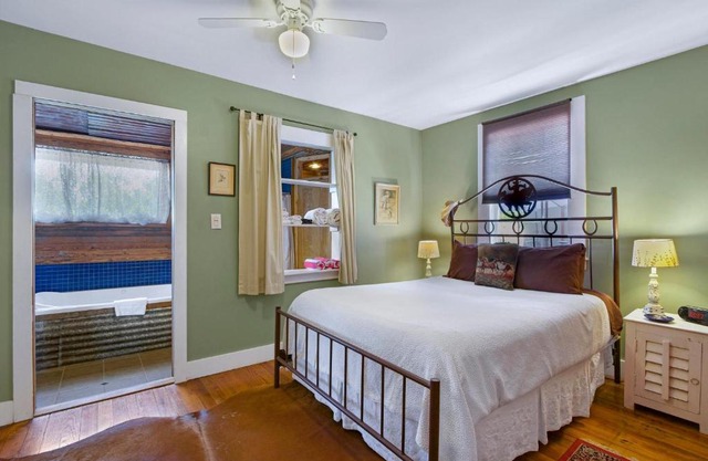 Swing On Inn- Honeycomb Hideaway Suite