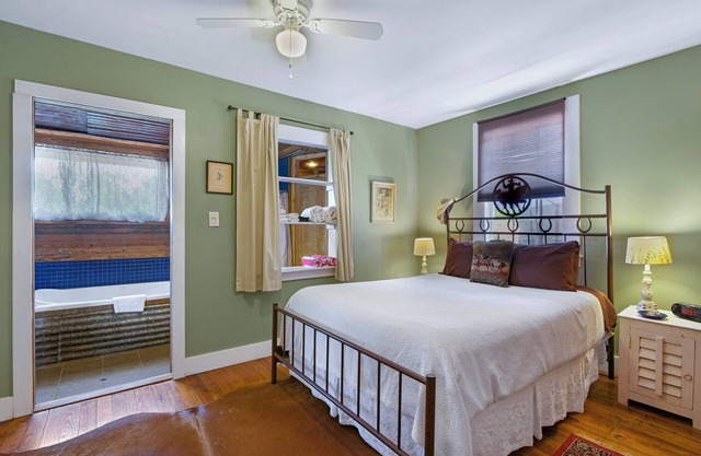 Swing On Inn I Honeycomb Hideaway