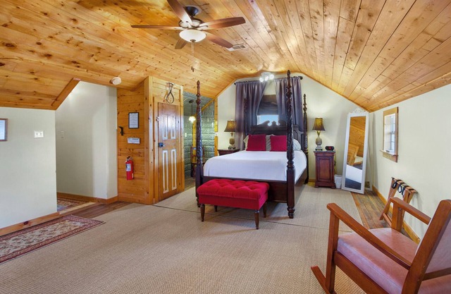 Swing On Inn - Southern Comfort Suite I Hot tub