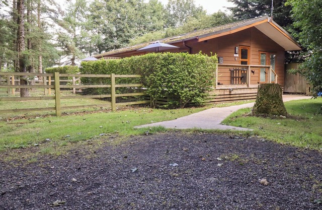 SWINSTY LODGE, pet friendly, with a garden in Darley