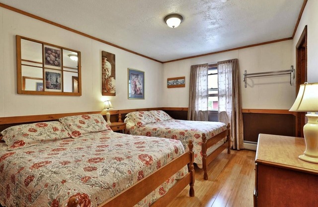 Swiss Farm Inn - RM12 "Pipe Dream" 2 Double Beds
