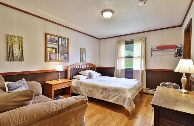 Swiss Farm Inn - RM9 "Solitude" 1 Queen Bed