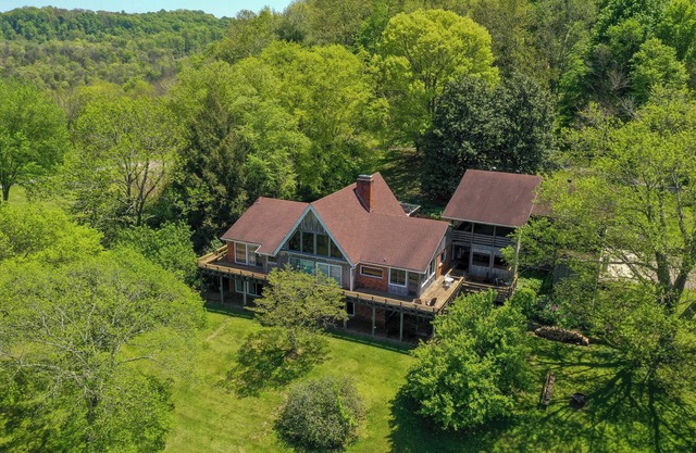 Sycamore Springs county Charming Chalet, Bethpage