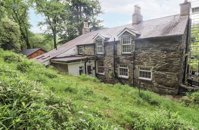 SYGUN COTTAGE, pet friendly, with open fire in Nant Gwynant