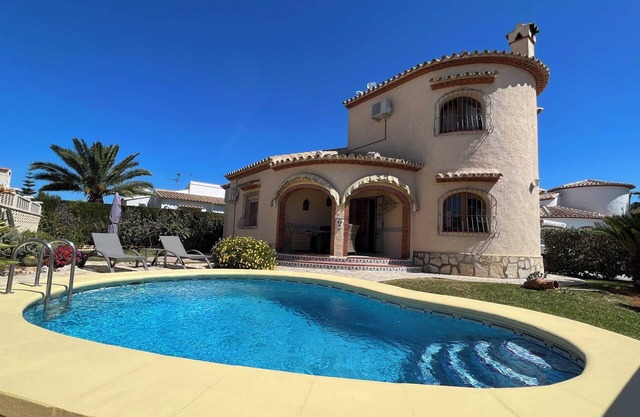 T-0223 Sehr gepflegte Villa nur 500 Meter zum Meer