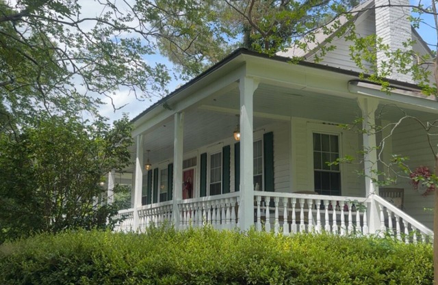 “Authentic 1890s Farmhouse for Antique Lovers & History Buffs”