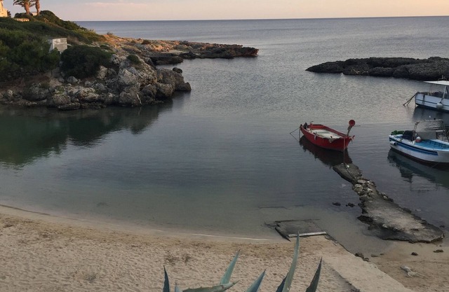 The Conchiglia is located in front of the “Baia del Pescatore” Leporano