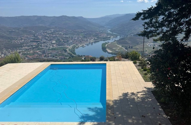 T0 com Vista Rio inserido em propriedade com Piscina e Court tennis