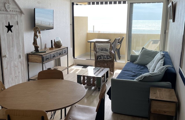 T2 apartment facing the sea, with direct access to the beach
