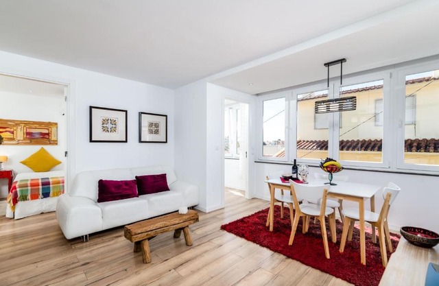 T2 Tiles Apartment Estoril