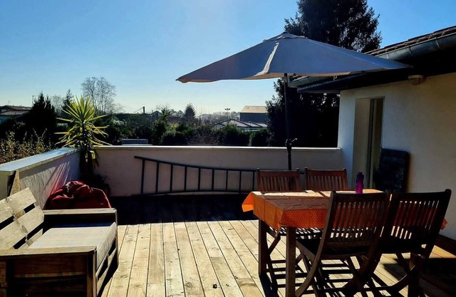 T3-75m2 + TERRACE of 40m2 on the 1st floor of a house + GARDEN and private PARKING