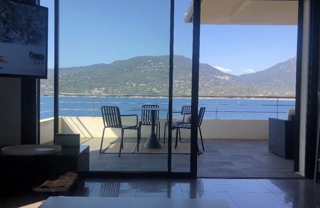 T3 mit großer Terrasse am Strand im Stadtzentrum