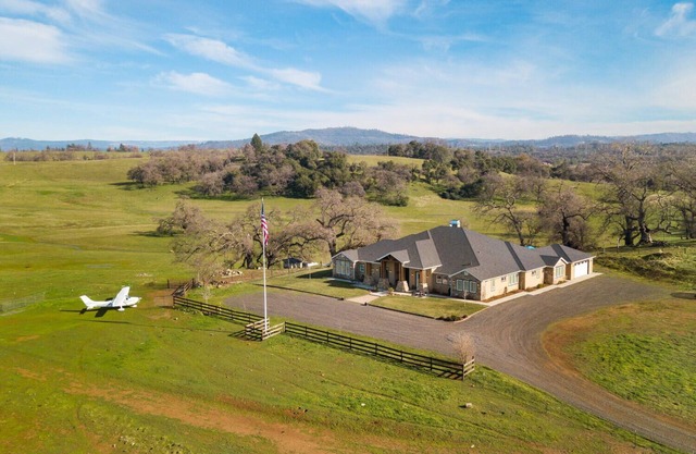 Tabletop Mountain Oasis: 215 Acres with 360 views and a luxurious estate