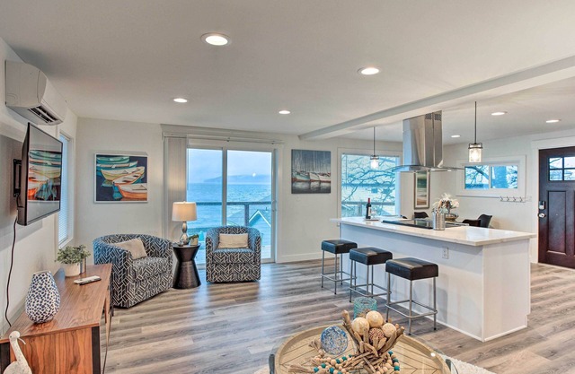Tacoma 'Dash Point Beach Cabin' w/ Balcony!