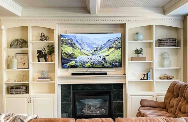 Tacoma Retreat- Hot Tub, Fireplace & AC!