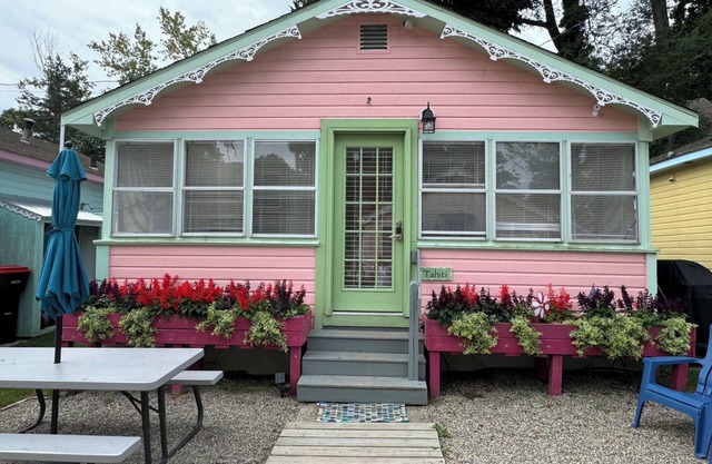 Tahiti*sleeps 5*near beach*fire pit*outdoor shower*grill