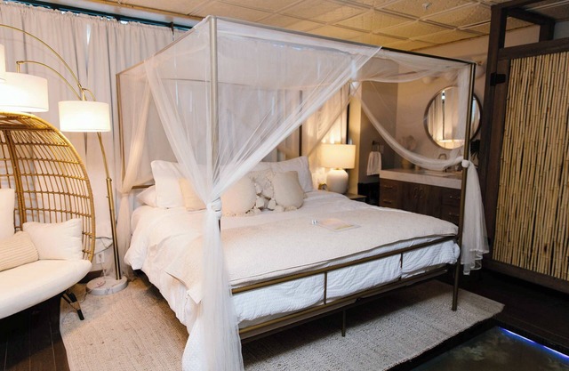 Tahitian Bungalow Suite, Private Tub, Fireplace!