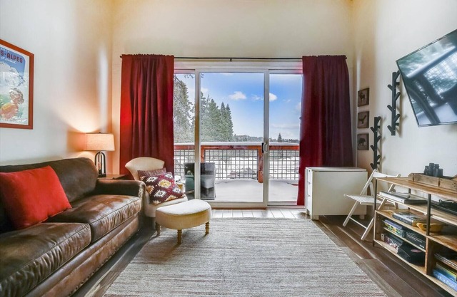 HAUPTSTANDORT! Das Tahoe Donner Loft liegt nur wenige Schritte vom Skigebiet entfernt, das sich ideal zum Wandern im Sommer eignet. Frisch renoviert. Alle Annehmlichkeiten inklusive! Zugang und Pässe zum Schwimmen, Golfen, Wandern, Tennis und mehr!