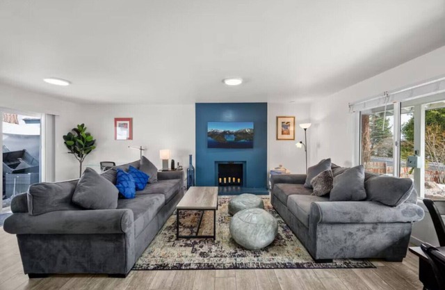 Tahoe Getaway across from Lake!