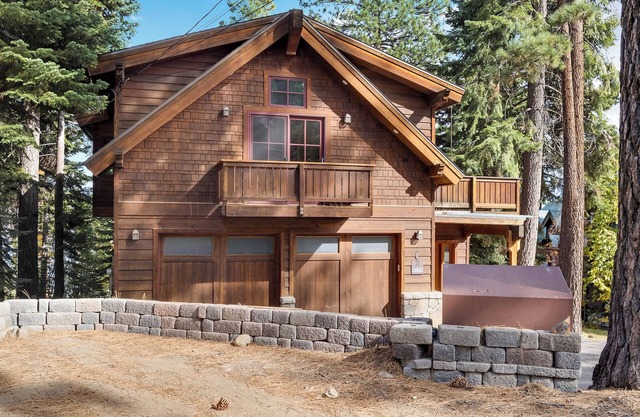 Tahoe Mountain Retreat – Gorgeous 4 BDR + Apartment w/Private Hot Tub