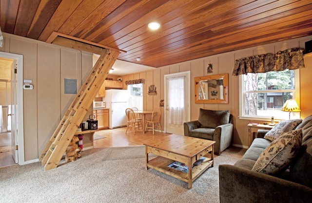Tahoe Park Cottage - Walk to Lake and Sunnyside