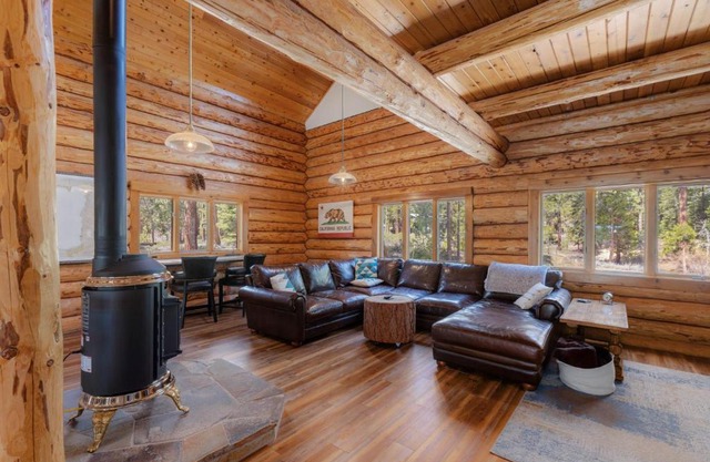 Tahoe Wanderer - 3 BR Luxury Log Cabin with Additional Loft, Private Hot Tub