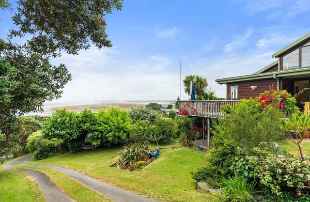 Tahuna - Large, spacious and comfortable home with views of the ocean and estuary