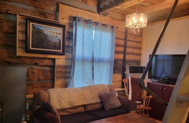 Take it easy at this unique getaway in beautiful backcountry of Lanark County.