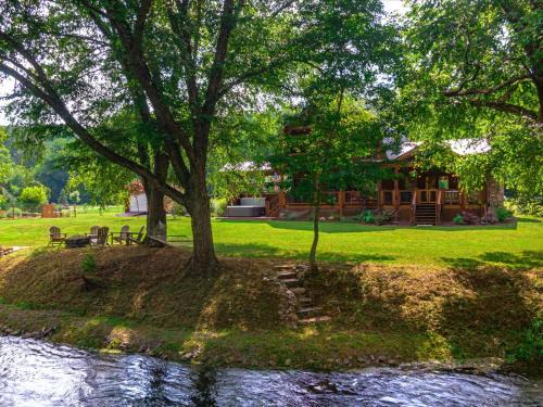 Take Me to the River - Toccoa River - Riverfront On Toccoa River, Easy Fishing Access, Hot Tub, Hammock, Fire Pit, Large Front Y