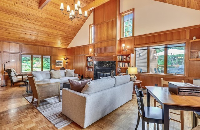 Talking Trees Lodge: 4 br, wood fireplace, deck, hot tub, garage!
