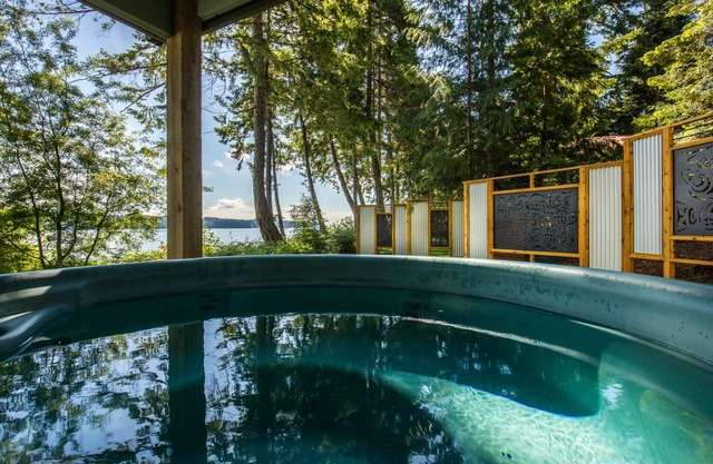 Tall Cedars Beach House - Direkt am Meer mit Whirlpool