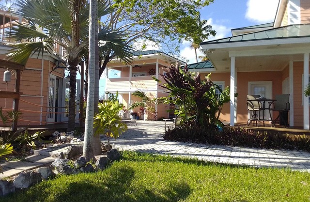Tallis Palace. 1-bedroom apartment with WiFi, AC in sunny Freeport. Car offered.