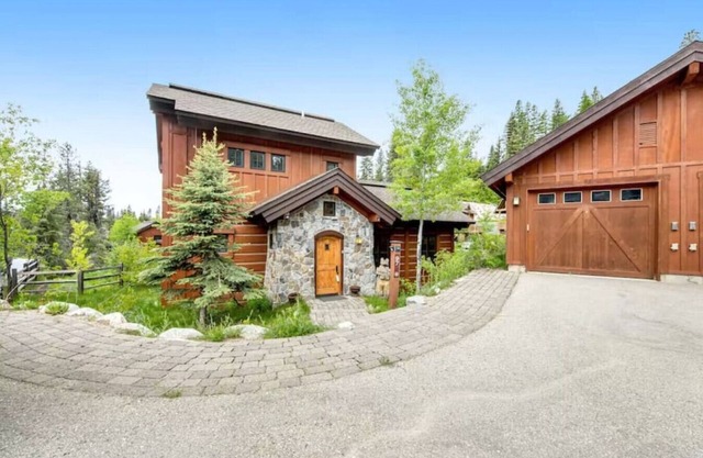 Ski-in/out townhome in Tamarack!