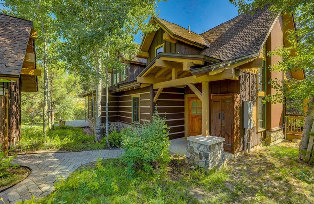 Tamarack Ski Resort Townhome - Elegant couple's retreat - Path to chairlift - Golf