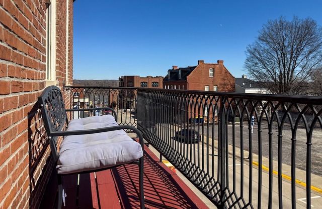 Tamm Loft | River view, Downtown WashMo, Dog-friendly