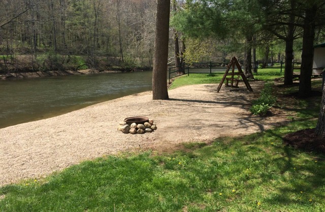 Direkt am Mohican River gelegen